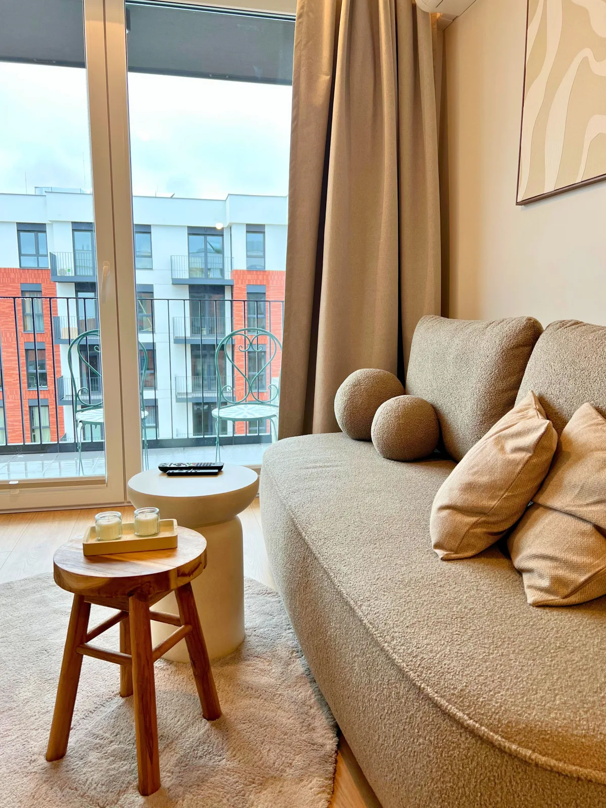 Komfortowy apartament przy plaży — salon z widokiem na okolicę
